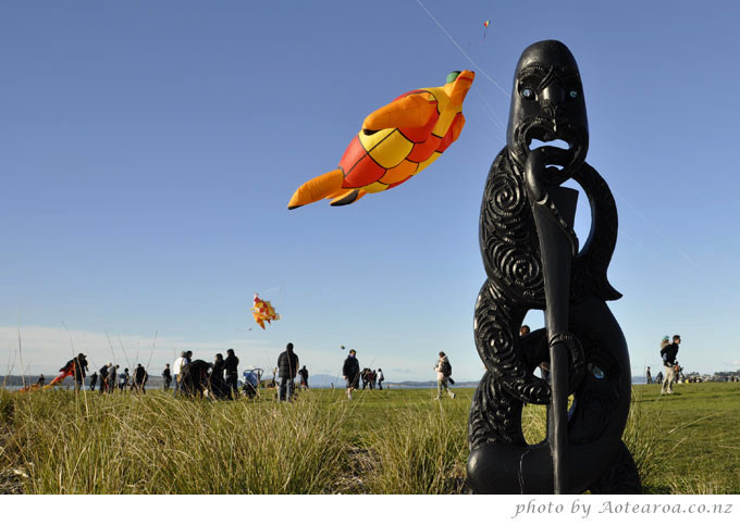 Kites and Maori carving at Bastion Point.